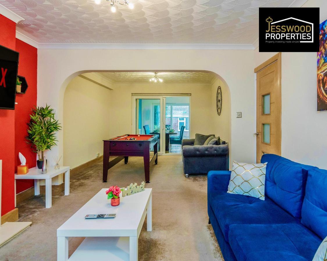 Jesswood Properties: 6-Bedroom Contractor House with Pool Table Luton  Exterior photo