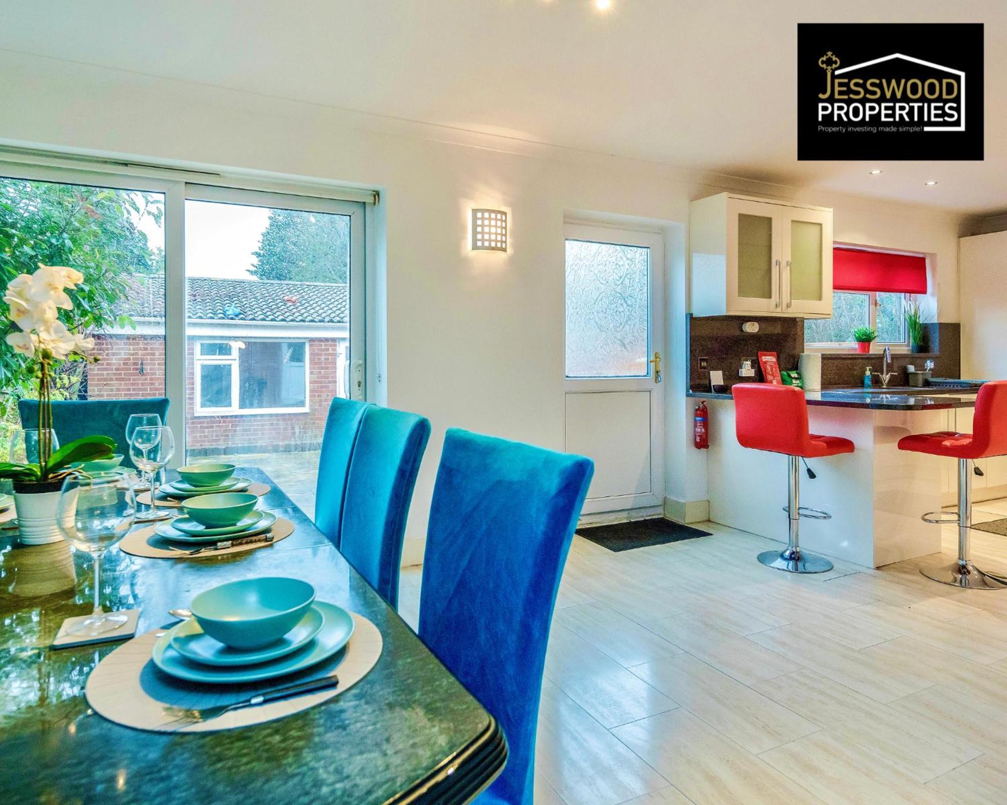 Jesswood Properties: 6-Bedroom Contractor House with Pool Table Luton  Exterior photo